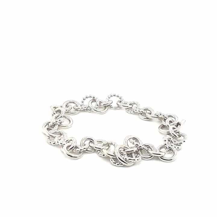 Armband gefertigt aus 925 Silber, dabei sind viele kleine Ösen miteinander verbunden, abwechselnd aus glattem Draht als auch aus Kugeldraht
