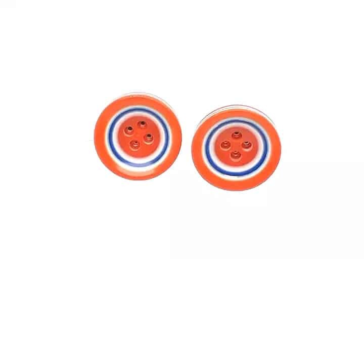 Ohrstecker aus runden Knöpfen mit Kreisen in den Farben orange, blau und weiß und jeweils vier Löchern in der Mitte, das Rückteil ist aus 925 Silber